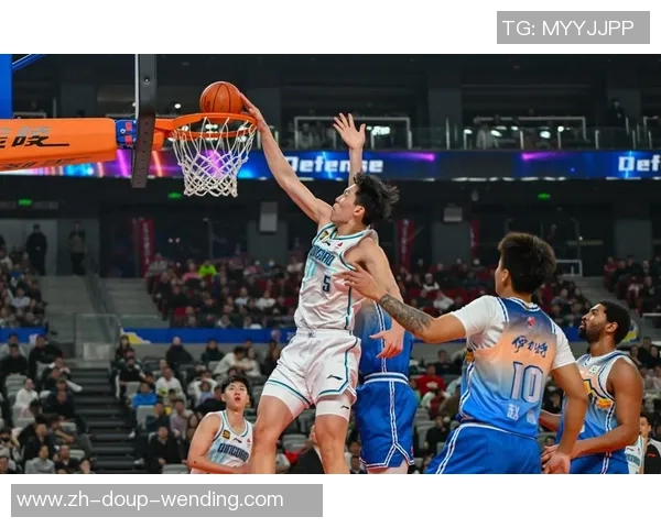 杨瀚森练习期间射中奇特3分登上“热搜词条”：球迷热议两边倒